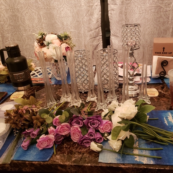Artificial Flowers and 3 Glass Vases - Picture 4 of 6